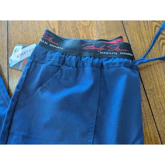 NWT  mediChic Marilyn Monroe stretch scrubs  SZ L - Picture 9 of 13